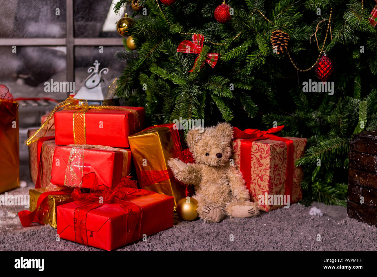 Immagini Tenere Di Natale.Doni Sotto L Albero Di Natale Il Giocattolo Orso E Scatole Il Concetto Di Una Casa