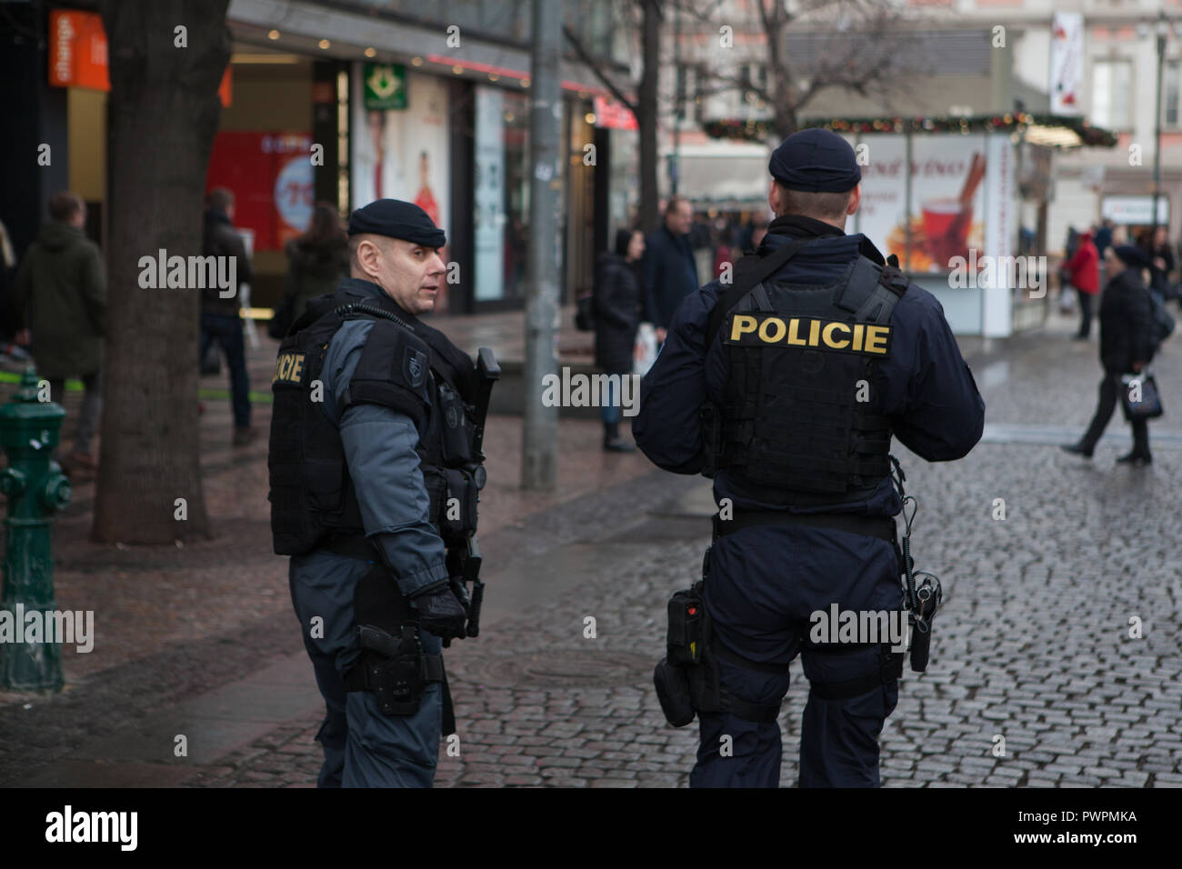 Praga, Dicembre 25, 2017: la polizia pattuglia le strade mentre festeggia il Natale. Protezione dei cittadini. Foto Stock