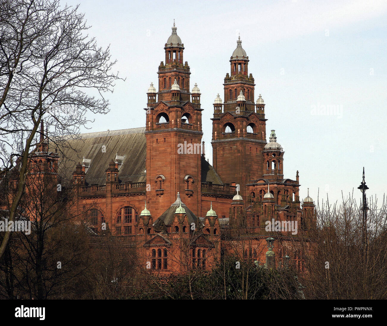Il Kelvingrove Art Gallery and Museum si siede sul bordo del Kelvingrove Park a ovest di Glasgow. È immensamente popolare con la gente di Glasgow e con turisti, visitatori e turisti di tutto il mondo. Esso ha una splendida collezione di dipinti, sculture e molti altri elementi eccentrici che non ci si poteva aspettare, come una piena di dimensioni, originale Spitfire aereo da combattimento. L'edificio stesso è un'opera d'arte! Foto Stock