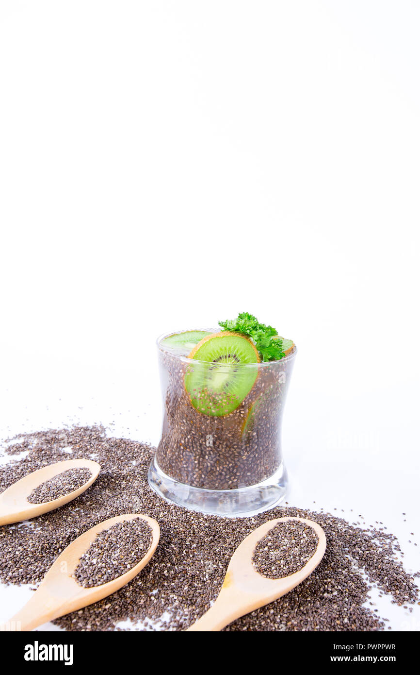 Bibita salutare in vetro con semi di Chia, kiwi e succo di limone su sfondo bianco Foto Stock