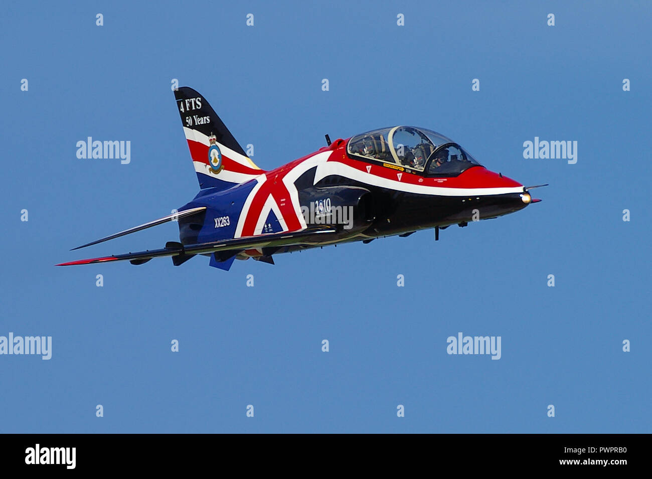 RAF Royal Air Force BAe Hawk T1 nello speciale schema di vernice British Union Jack per essere esposto agli airshow. Union Flag. Volare nel cielo blu Foto Stock