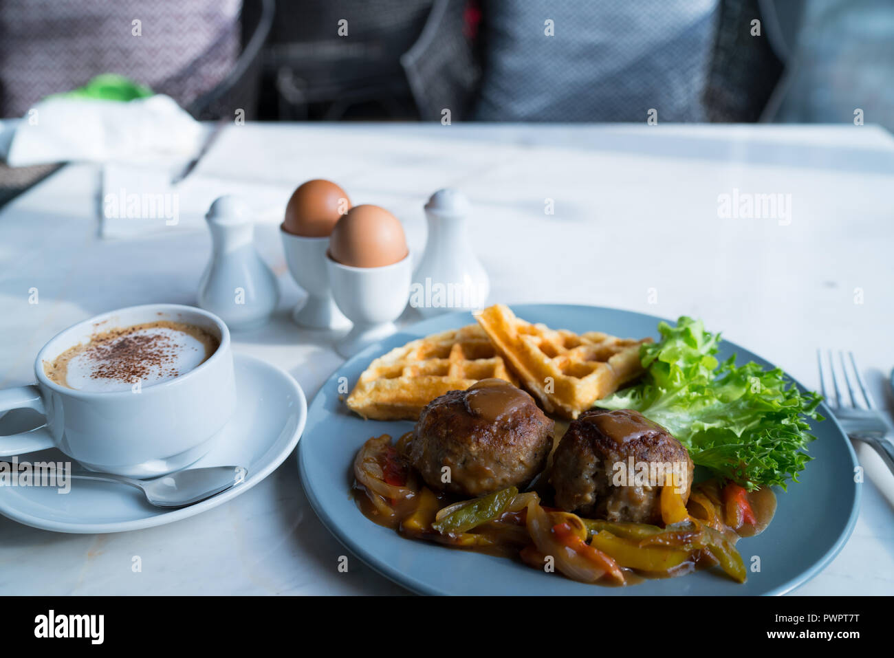 La colazione del mattino con carne, waffle e uova caffè Foto Stock