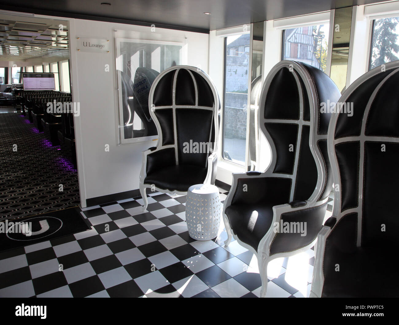 La lobby a bordo del B cruiseship Foto Stock