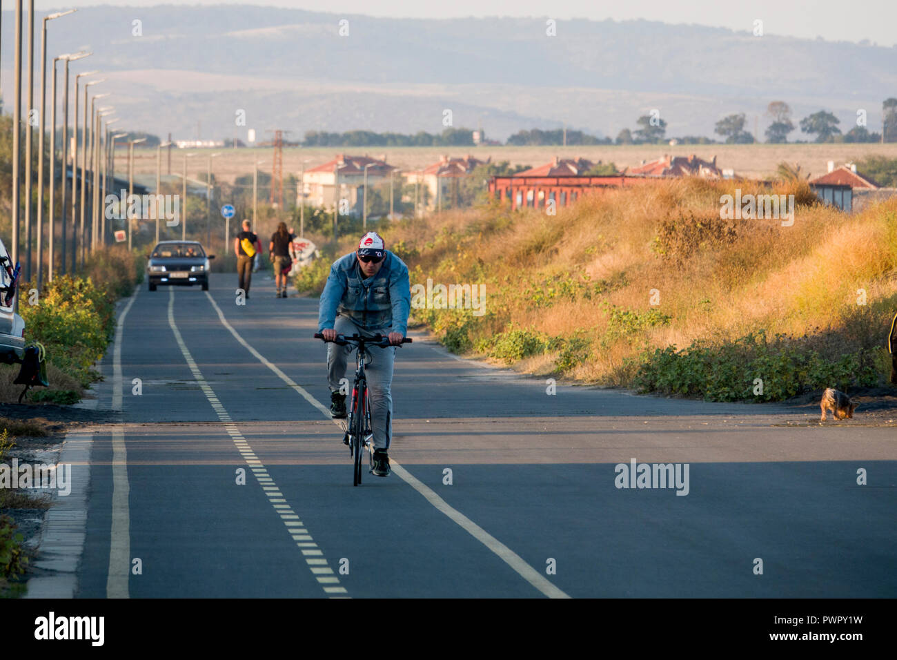 Pista ciclabile e passerella pedonale a Saxa Beach, Burgas, Bulgaria Foto Stock
