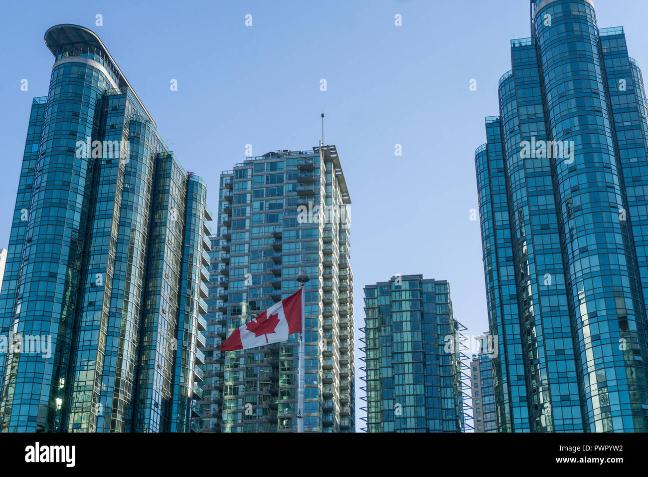 Bandiera canadese di fronte all edificio moderno in vetro in Vancouver Foto Stock