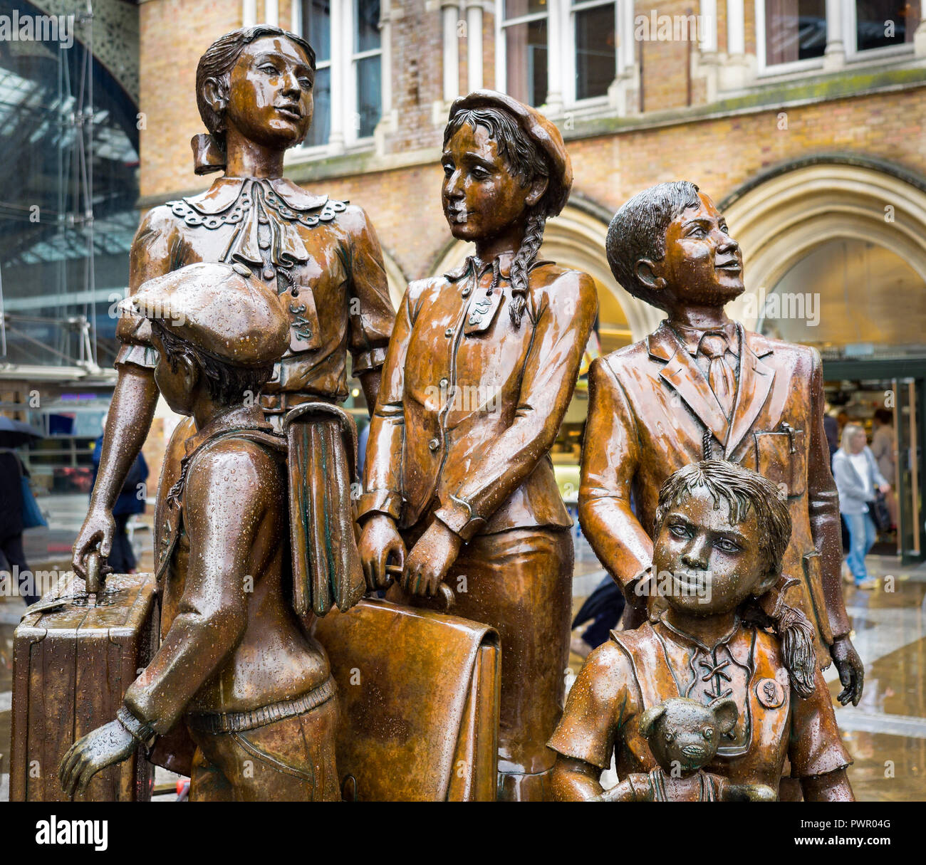 "Kindertransport - l' arrivo alla stazione di Liverpool Street a Londra, dove i treni di bambini ebrei in fuga dalla tirannia nazista arrivati Foto Stock