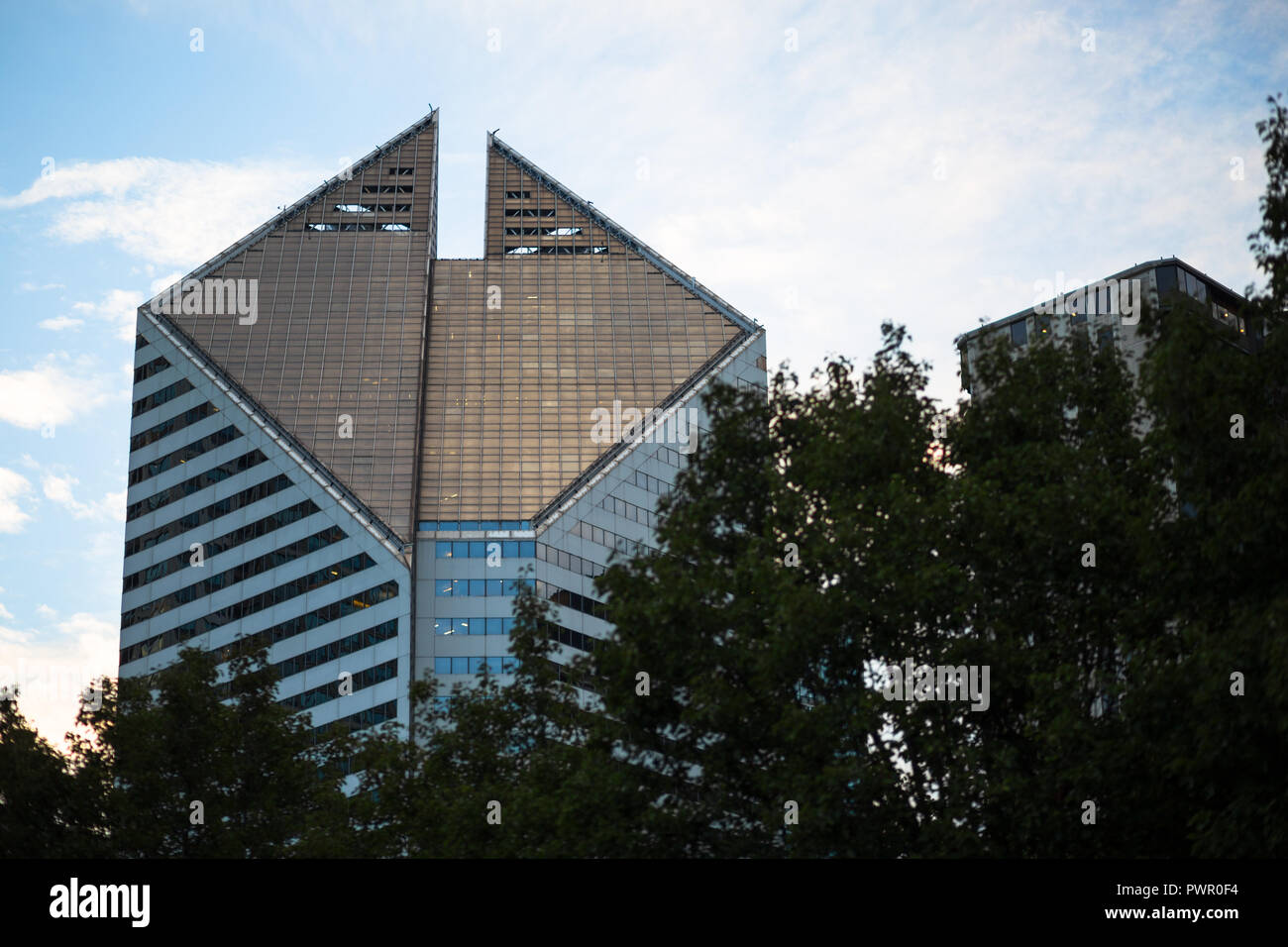 Tetto a forma di diamante del Crain Communications Building al 150 North Michigan Avenue, Chicago, Illinois, USA. Foto Stock