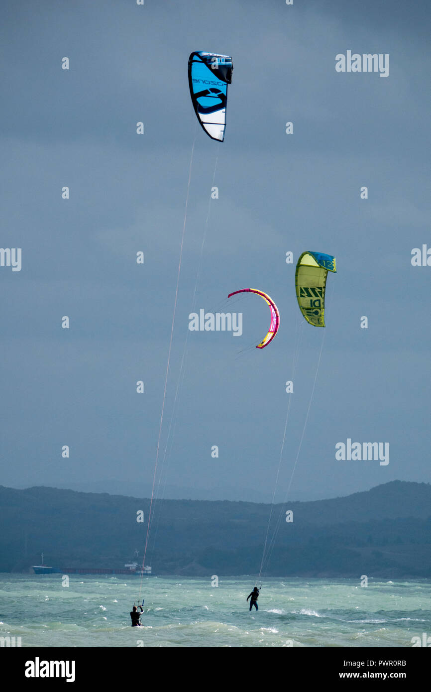 Il kitesurfing sulla costa del Mar Nero in Burgas, Bulgaria Foto Stock