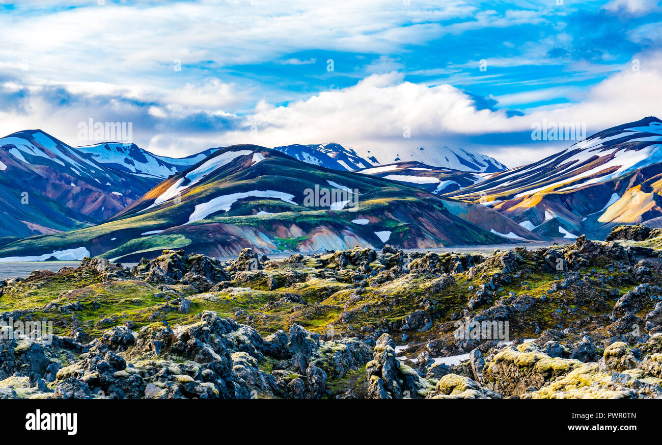 Impressionante paesaggio di montagna bella e campo roccioso a Lanmannalaugar nelle Highlands di Islanda Foto Stock