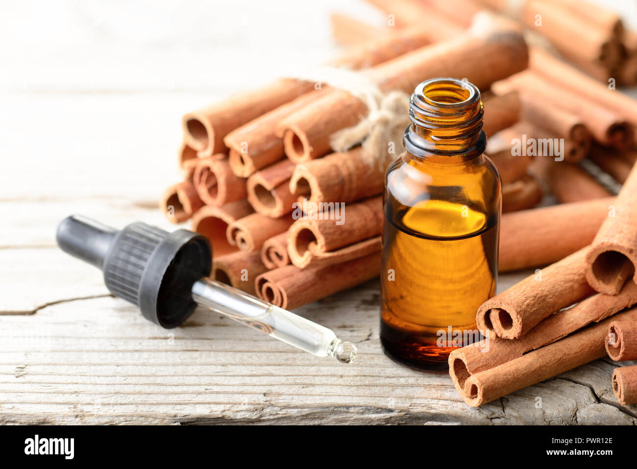 Cannella olio essenziale in bottiglia di vetro Foto Stock