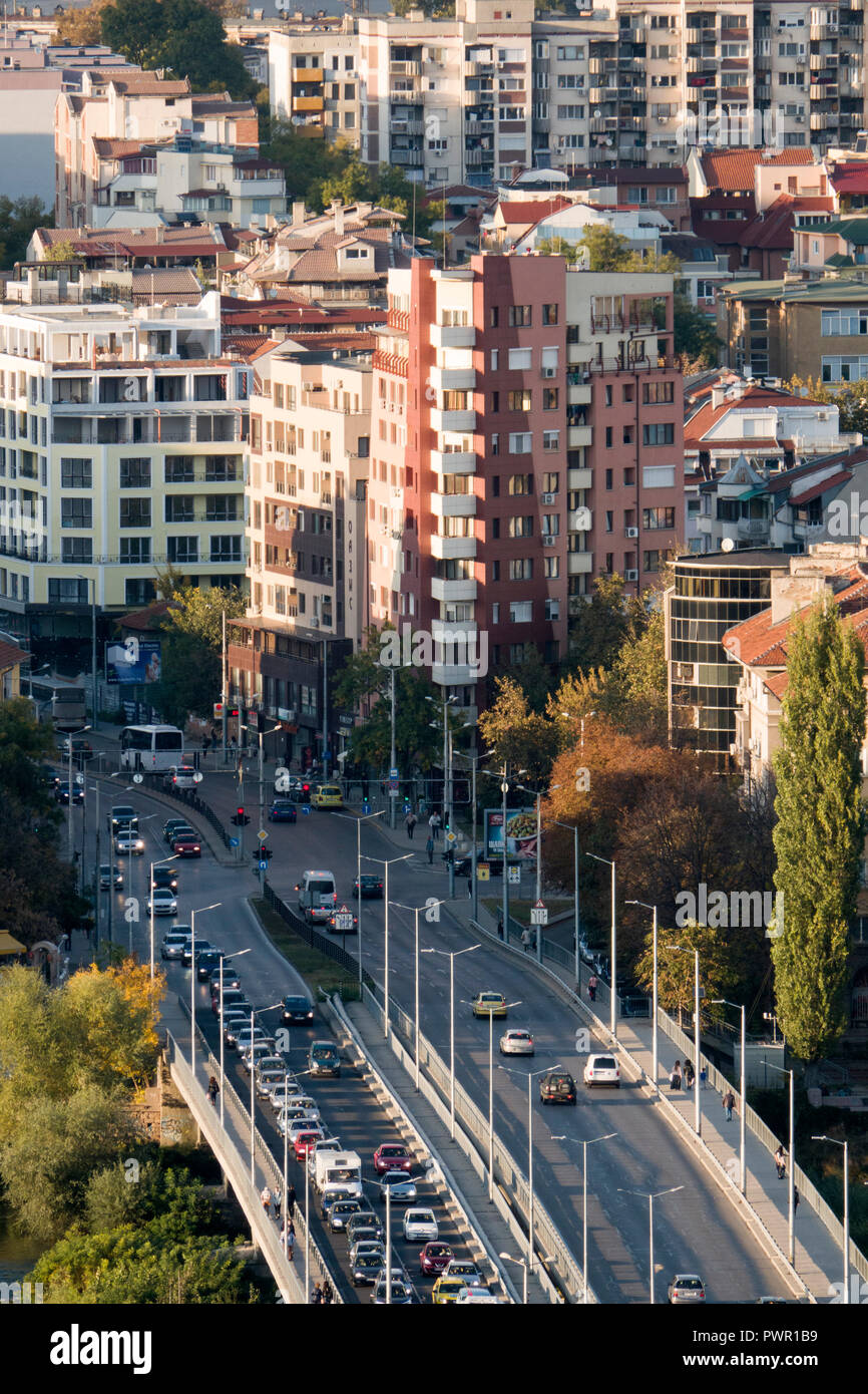 Elevato angolo di visione del traffico ed edifici in Plovdiv, Bulgaria Foto Stock