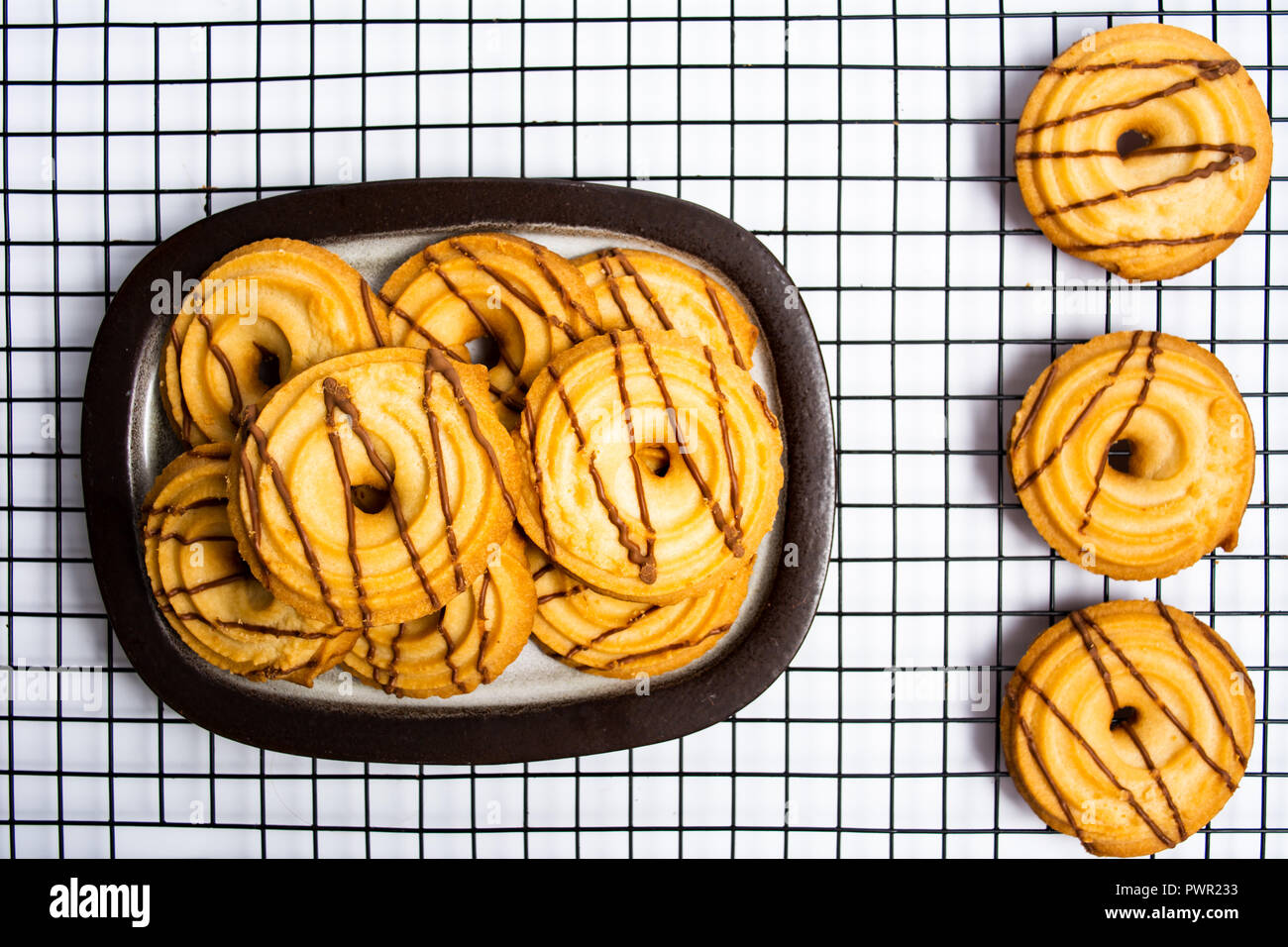 Biscotti cotti al forno con cacao topping view Foto Stock
