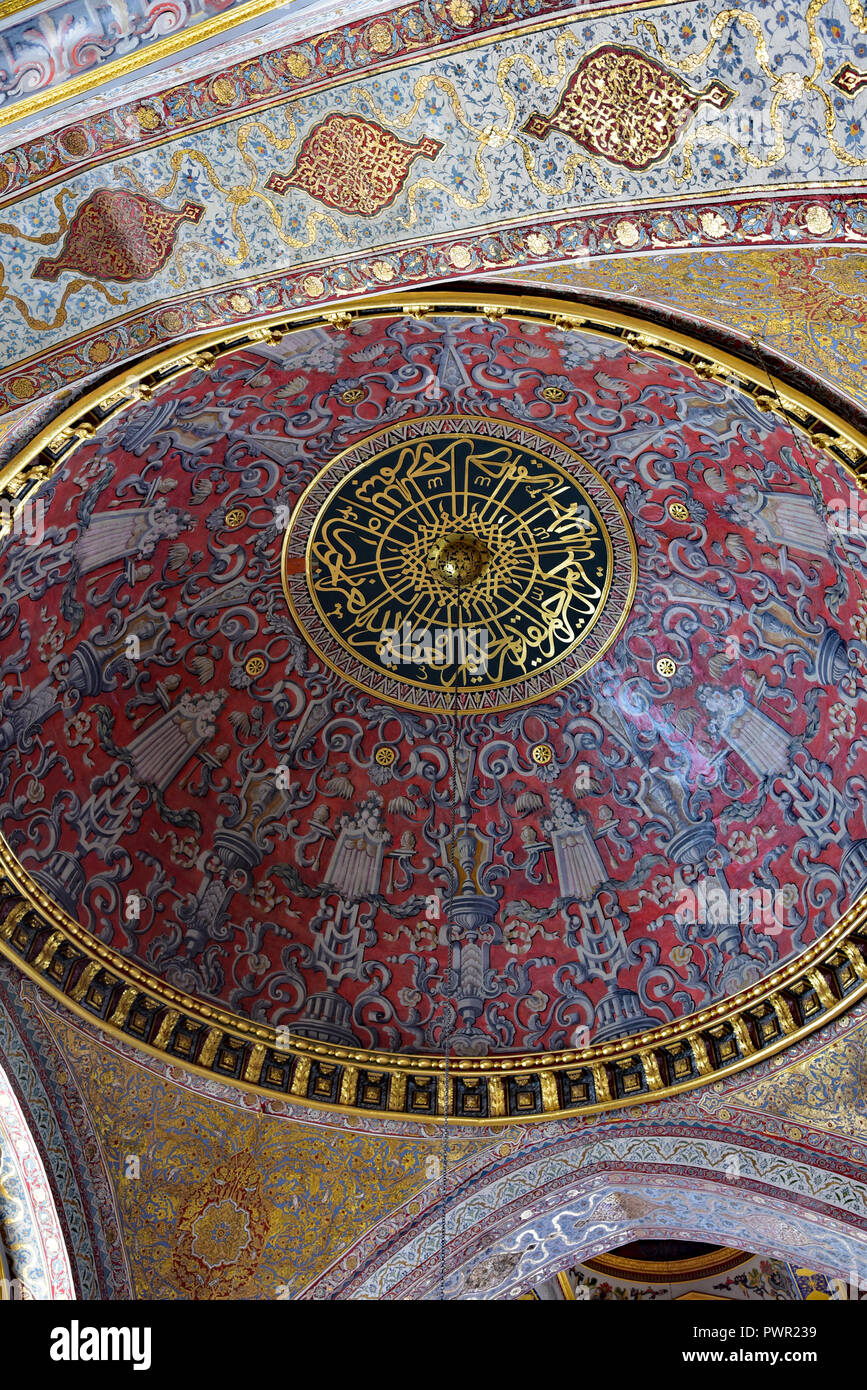Dettagli del soffitto a cupola all'interno dell'Harem Imperial Ave, il palazzo di Topkapi, Istanbul, Turchia, l'Europa. Foto Stock