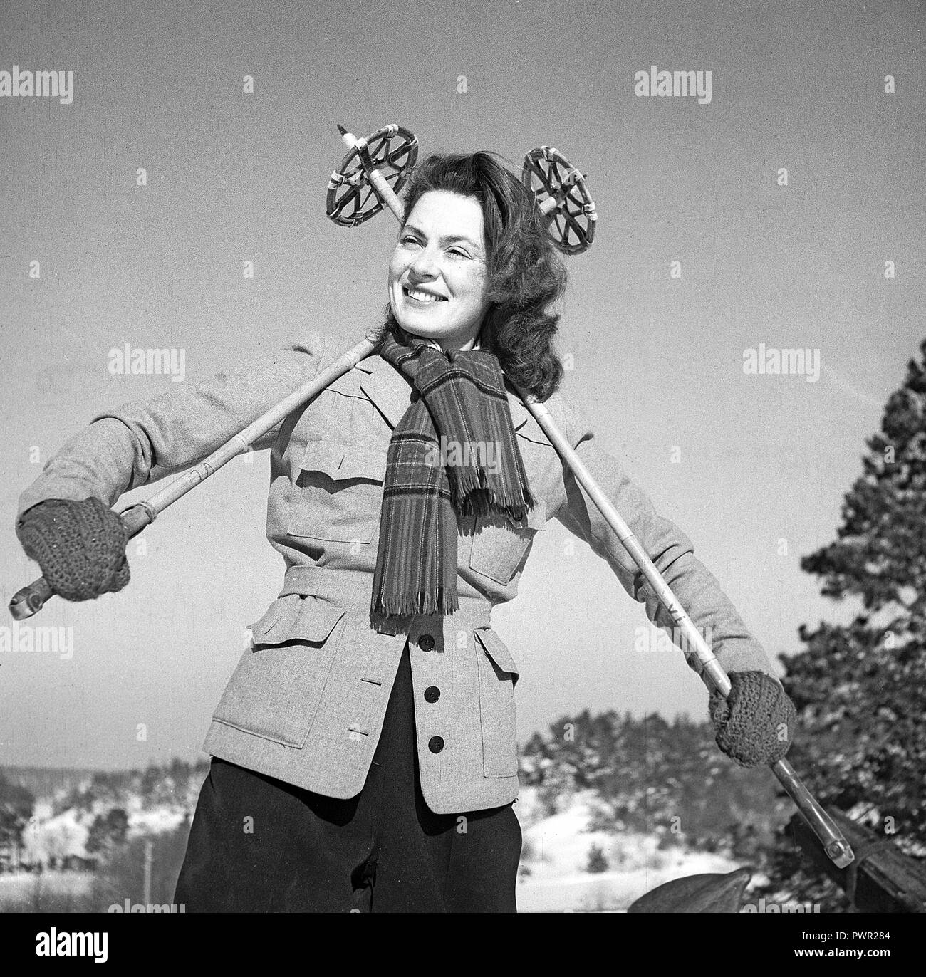 In inverno i 1940s. L'attrice Viveca Lindfors, 1920-1995. Nella foto qui pronti per andare allo sci di fondo. Ella è in posa con i bastoncini da sci graficamente dietro la schiena. La Svezia 1948. Foto Kristoffersson ref AA16-2 Foto Stock