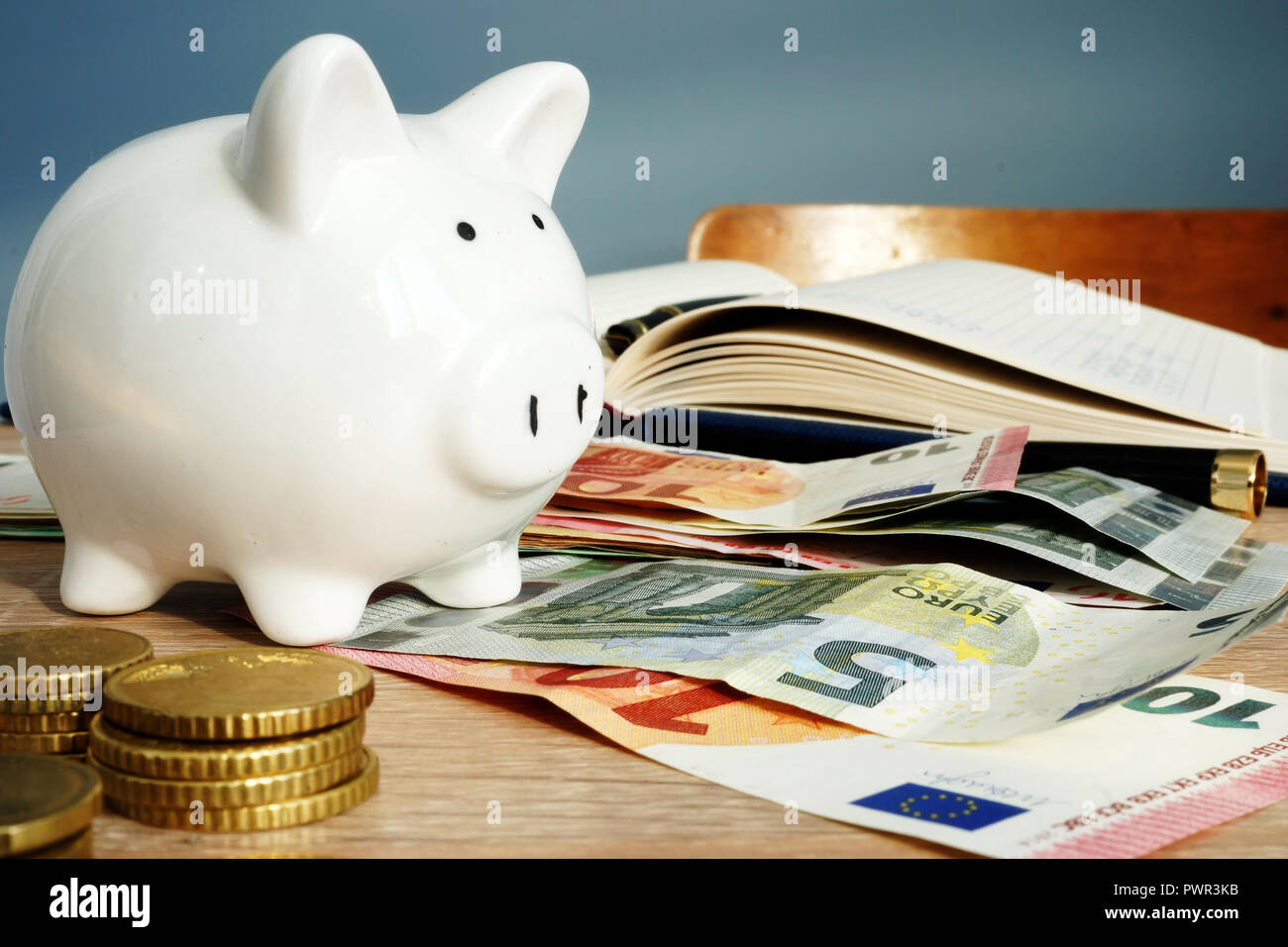 Le banconote in euro e salvadanaio. Il concetto di risparmio. Foto Stock