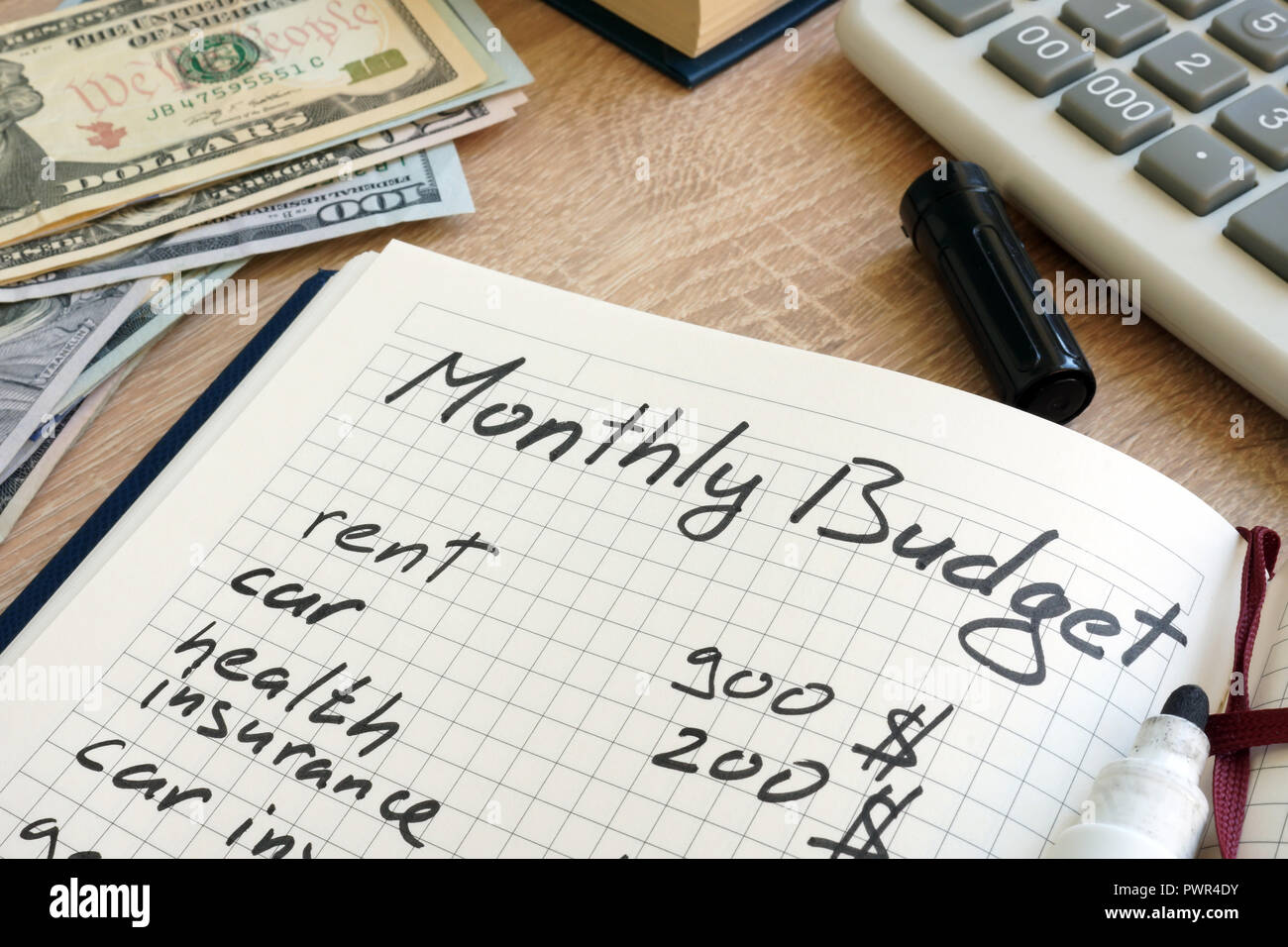 Appunti con budget mensile calcoli e denaro. Foto Stock