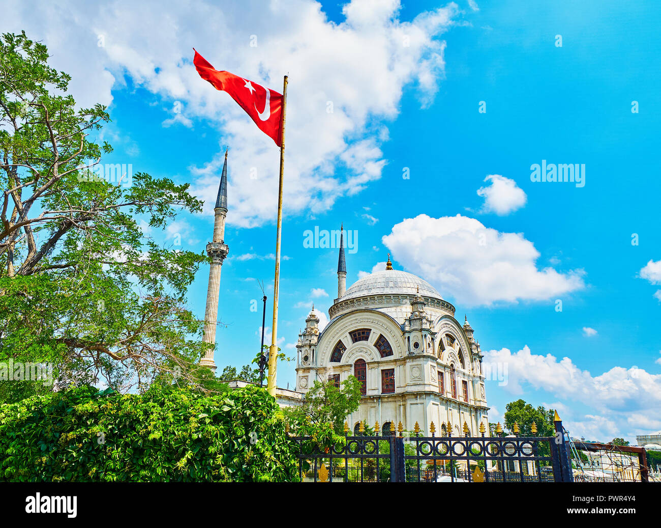 Il Dolmabahce Camii la moschea, situato all'entrata del Palazzo Dolmabahce. Distretto di Besiktas. Istanbul, Turchia. Foto Stock