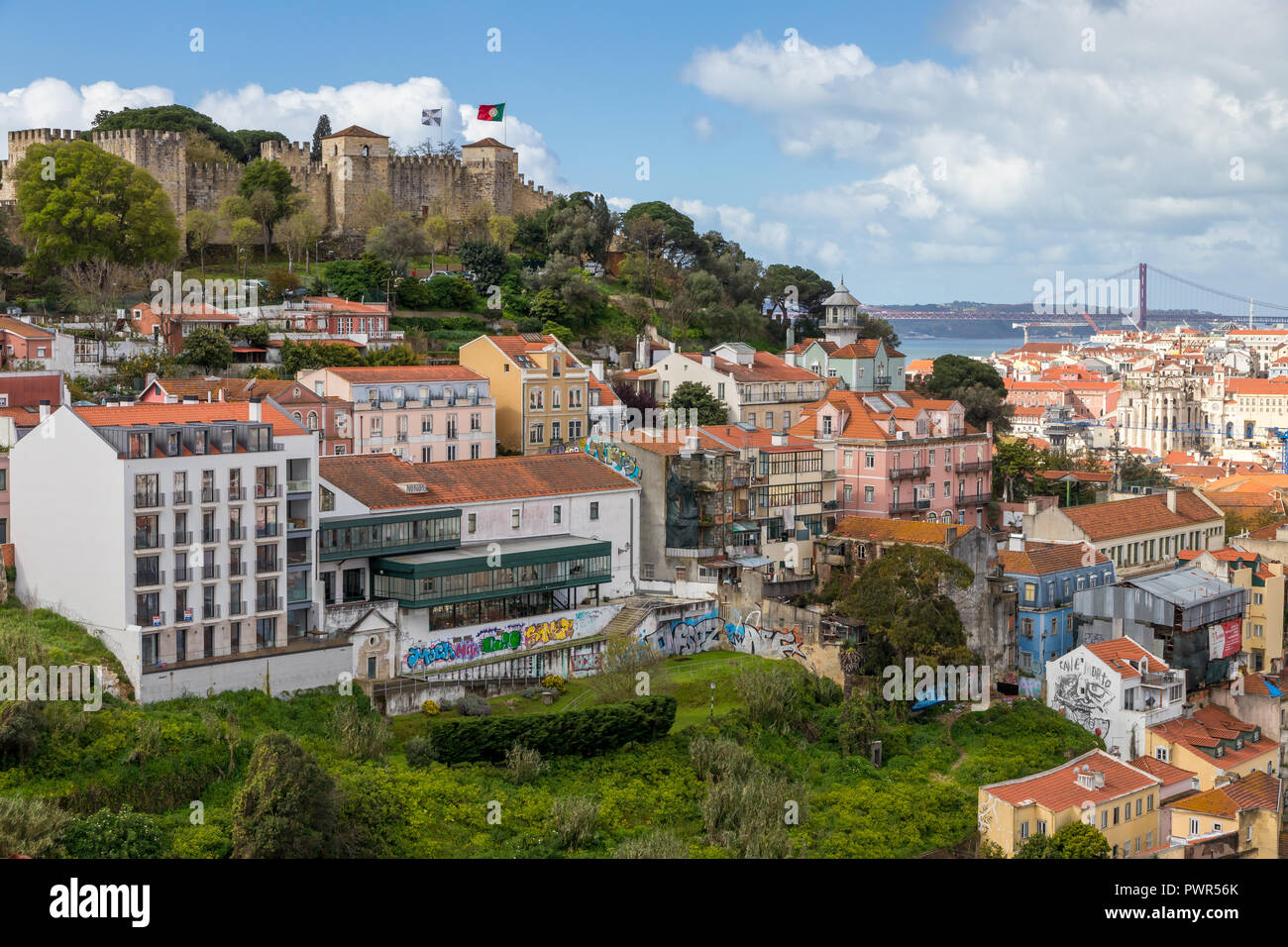 Vista da un belvedere sopra il centro della città e la Saint George castle in background, Lisbona, Portogallo, Europa Foto Stock
