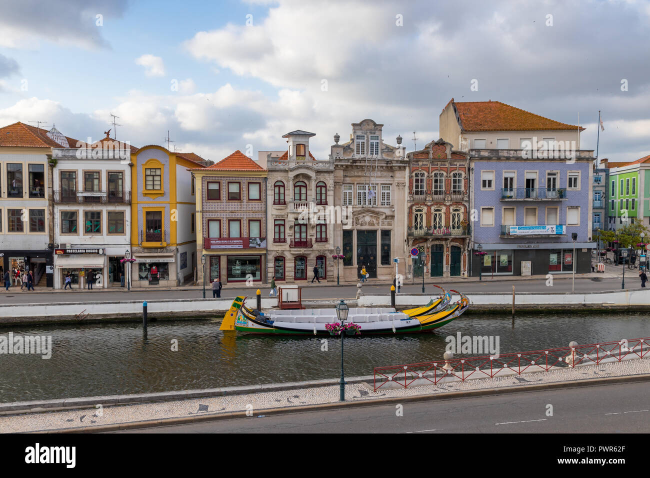 Tipiche barche moliceiros nel centro di Aveiro, Portogallo, Europa Foto Stock