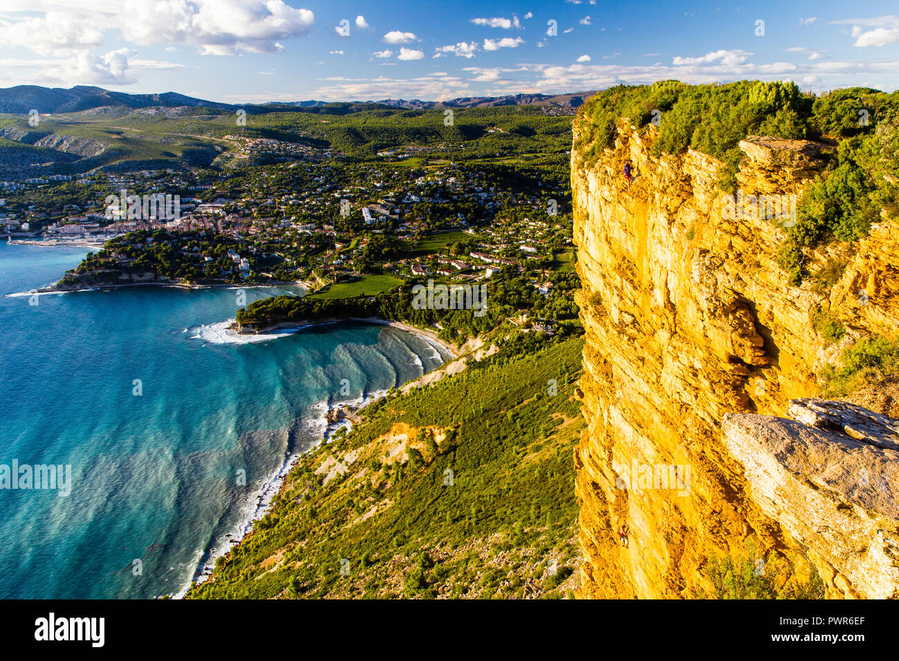 Vista incredibile di Cassis da Cap Canaille, una destinazione popolare per gli scalatori di roccia Foto Stock
