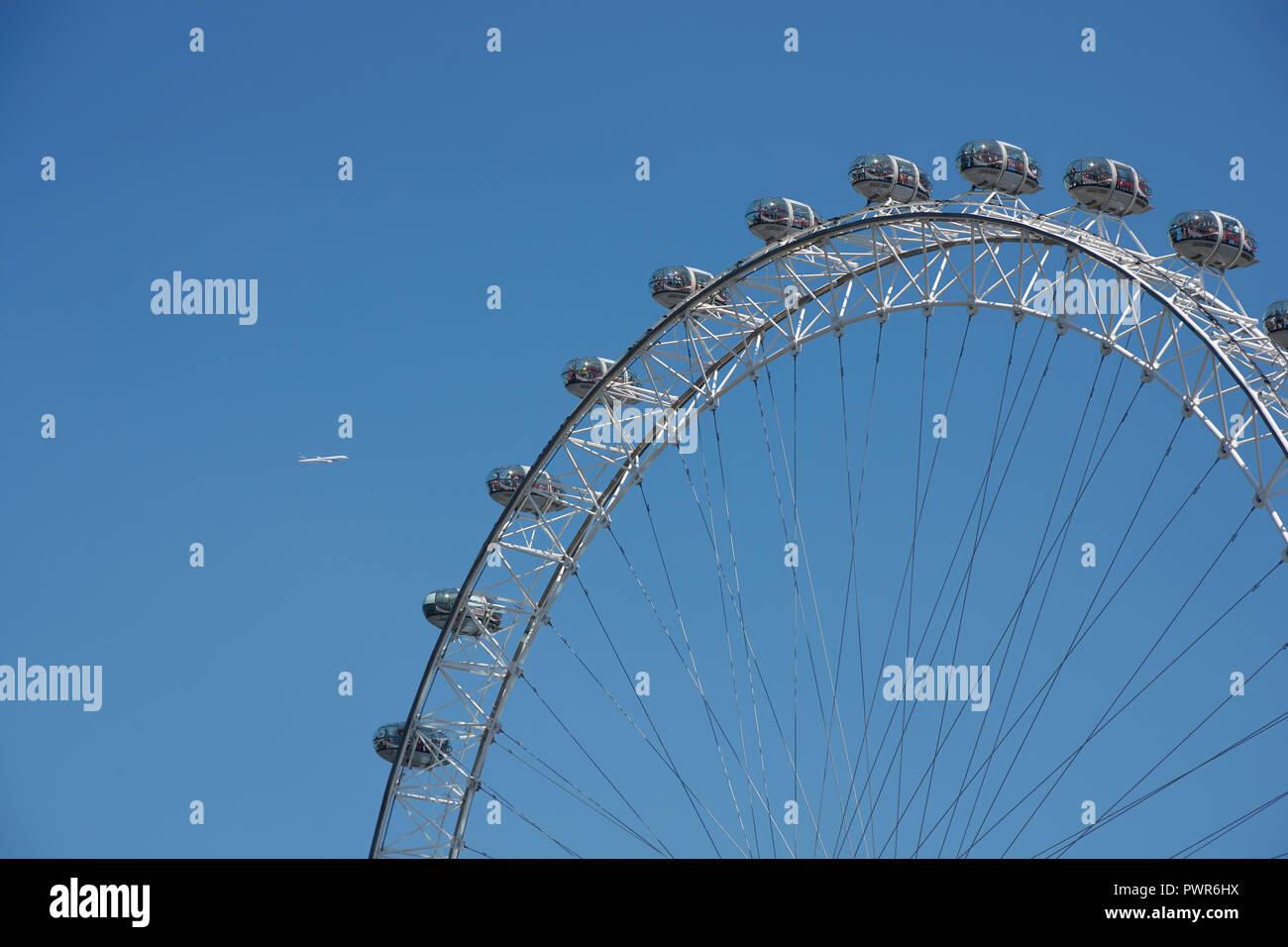 Londra / Gran Bretagna - 26 Giugno 2018 : aereo è volare al di sopra del London Eye (famosa attrazione turistica e il nuovo simbolo della città). Foto Stock