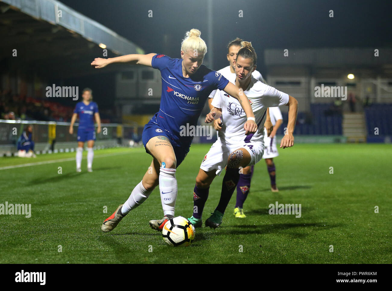 Chelsea Women's Bethany England (a sinistra) e Laura Agard di Fiorentina Femminile (a destra) combattono per la palla durante la prima tappa della Women's Champions League a Kingsmeadow, Londra. PREMERE ASSOCIAZIONE foto. Data immagine: Mercoledì 17 ottobre 2018. Vedi PA storia CALCIO Chelsea Donne. Il credito fotografico dovrebbe essere: Steven Paston/PA Wire. . Foto Stock