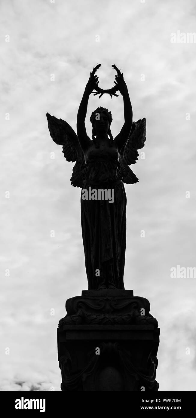 La silhouette di un bellissimo angelo Foto Stock