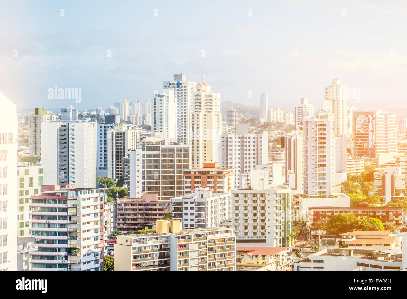 E moderno grattacielo city skyline del centro con la luce del sole - paesaggio urbano - antenna Foto Stock