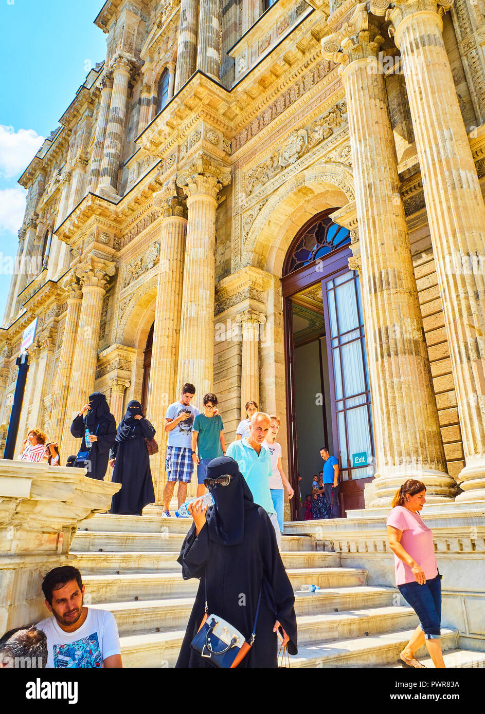 I turisti a piedi rivolto verso la facciata litorale del Dolmabahce Palace, situato nel distretto di Besiktas. Istanbul, Turchia. Foto Stock