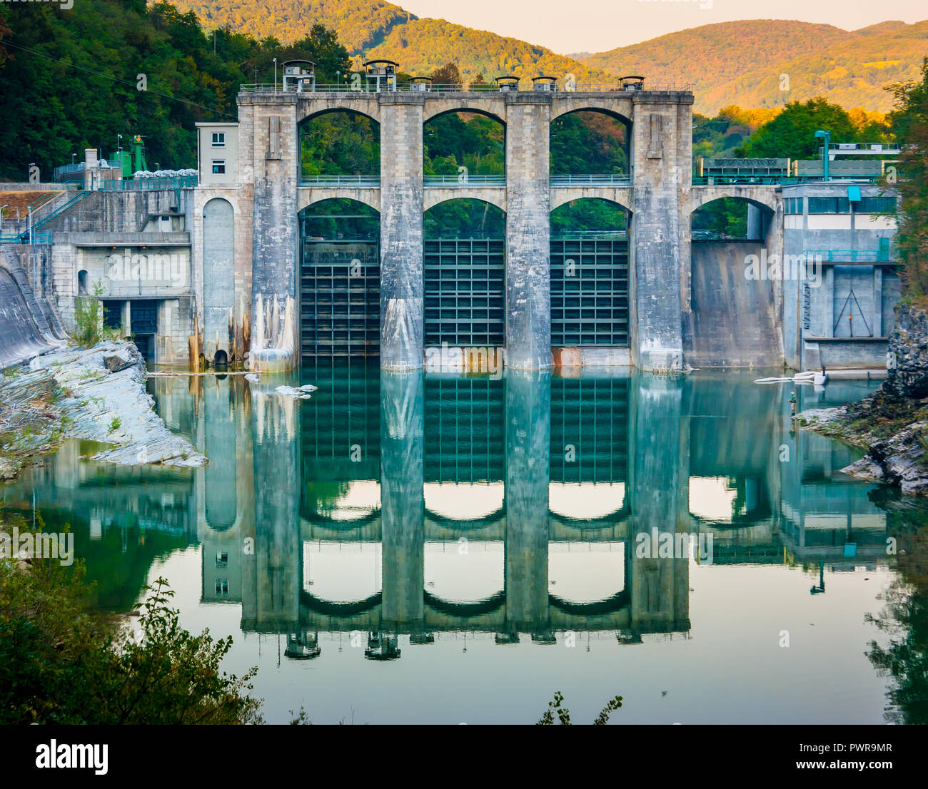 Cancelli di Dam riflettendo sulle acque del fiume Soca, Slovenia Foto Stock