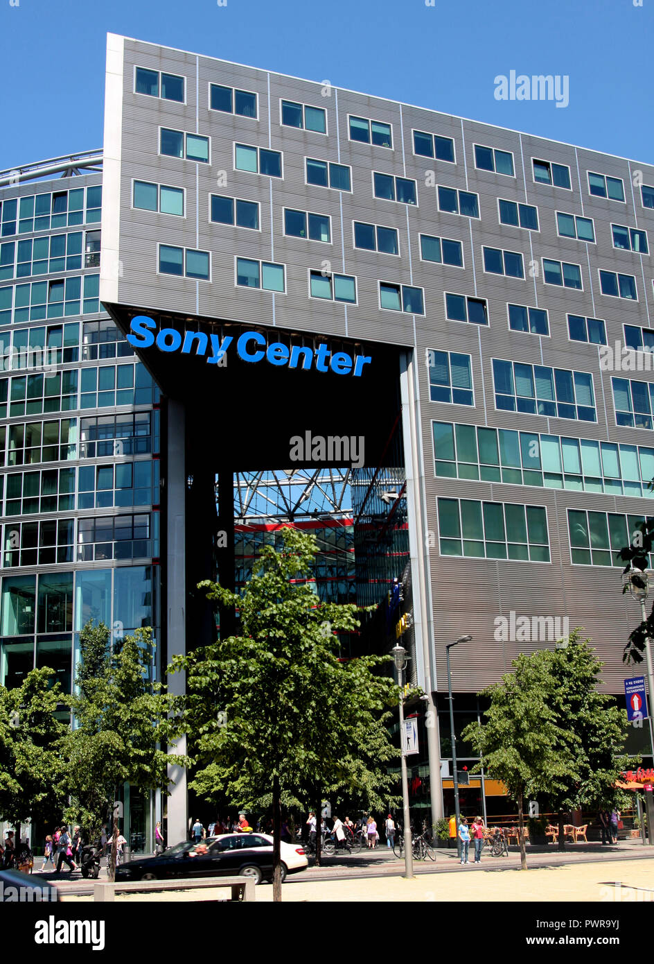 Il Sony Center complesso è molto moderno e futuristico cercando collezione di edifici in Potsdamer Platz zona di Berlino. L'architettura è incredibile e ci sono molte strutture entro il complesso che include caffè. ristoranti, negozi e fornitura per intrattenimento etc. Un ottimo esempio di come Berlino ha recuperato negli ultimi 60 anni dispari. Foto Stock