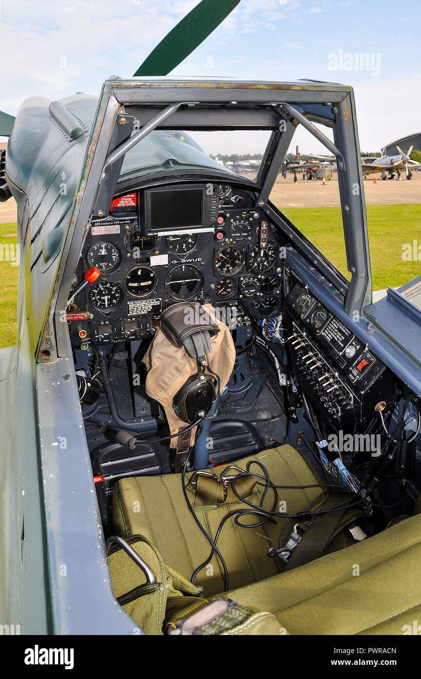 Hispano HA Buchon-1112, Spagnolo costruito Messerschmitt Bf109 Me109 Luftwaffe tedesca da combattimento aereo cockpit. G-BWUE posseduto da uno storico battenti Ltd Foto Stock