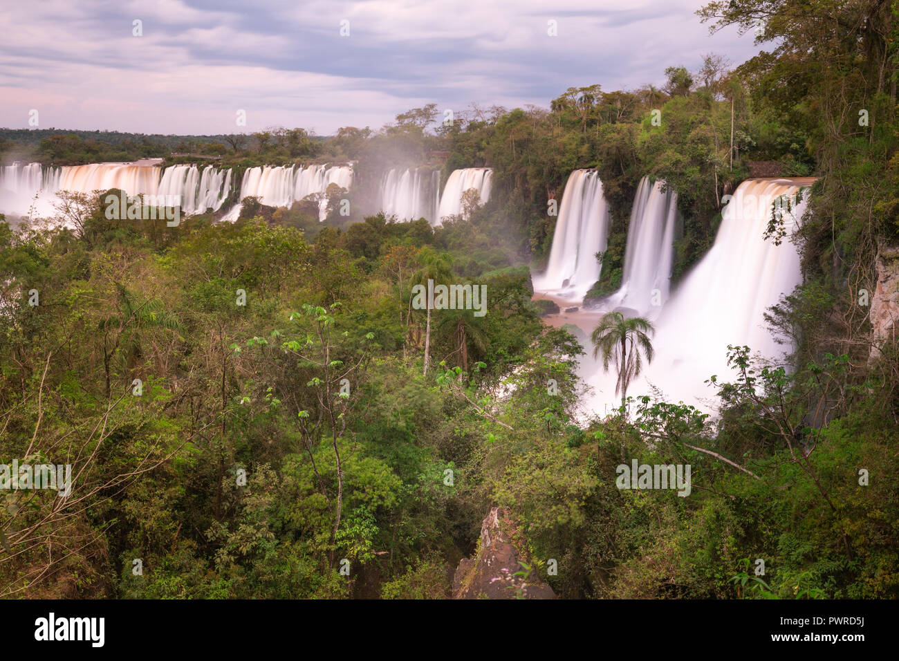 Vista mozzafiato delle Cascate di Iguazu / Paesaggio Foto Stock