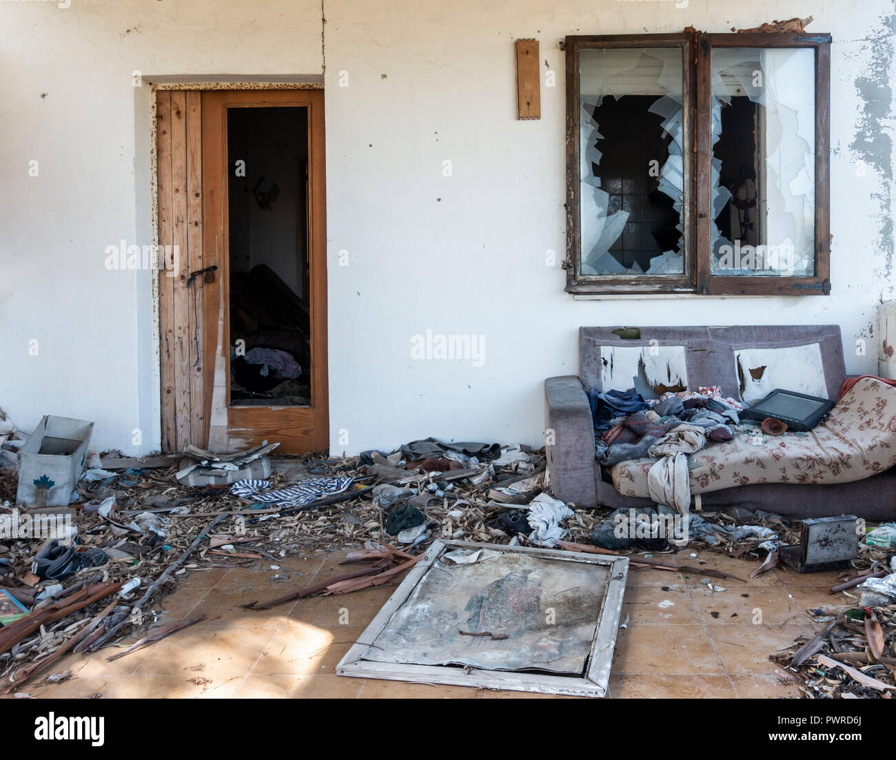 Finestra Rotta Su Beni Abbandonati Casa Foto Stock Alamy