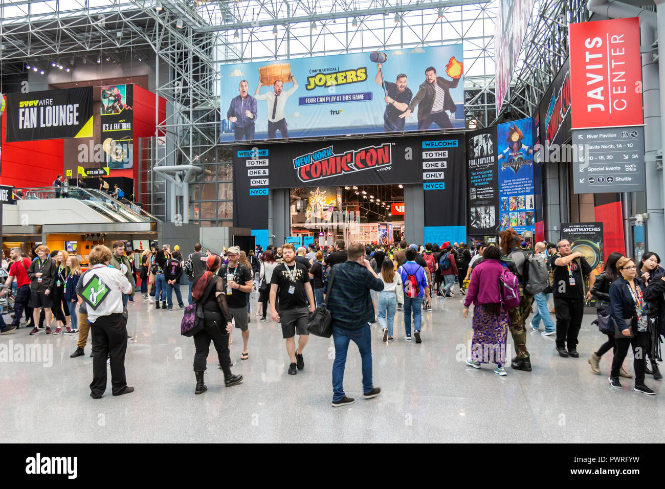 Una folla di visitatori e appassionati al New York Comic Con fumetto e convenzione di filmato. Foto Stock