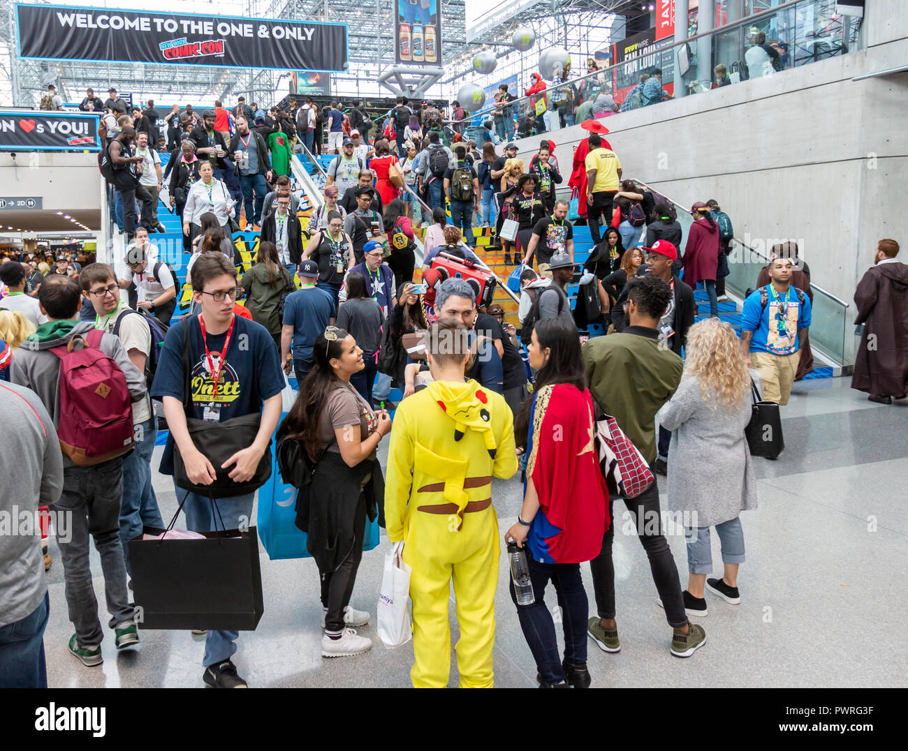 Una folla di visitatori e appassionati al New York Comic Con fumetto e convenzione di filmato. Foto Stock