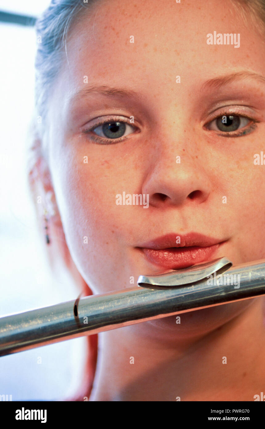 Giovane ragazza suonare il flauto, STATI UNITI D'AMERICA Foto Stock