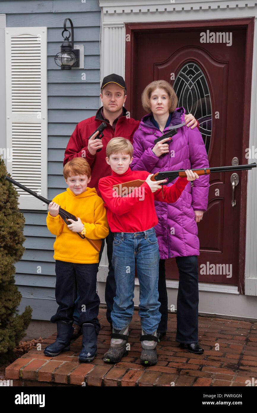 Famiglia armati al di fuori della loro casa, STATI UNITI D'AMERICA Foto Stock