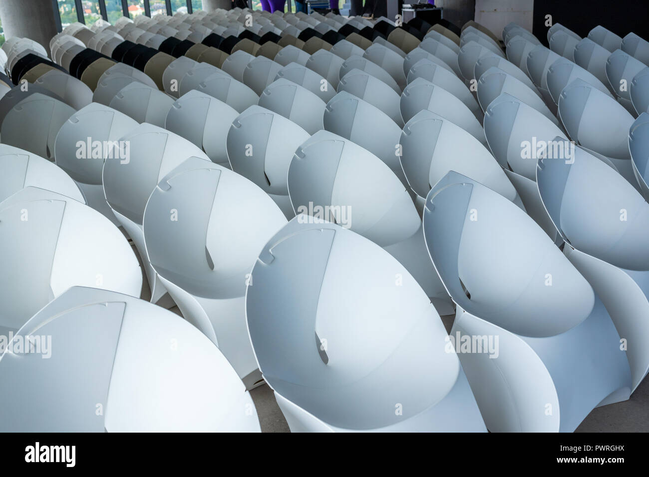 Moderne sedie pieghevoli per conferenze e presentazioni Foto Stock