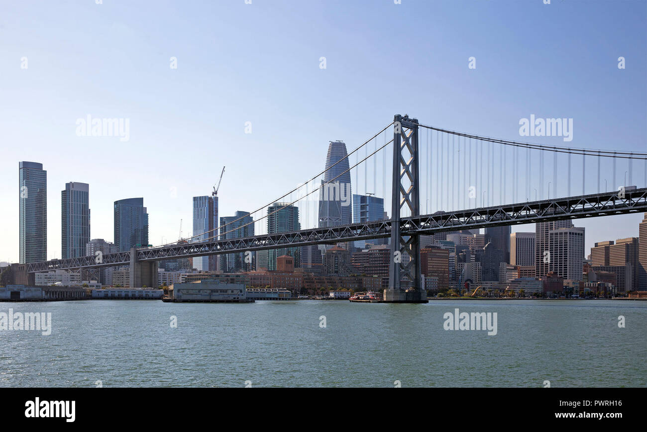 Il Ponte della Baia di San Francisco skyline della città Foto Stock