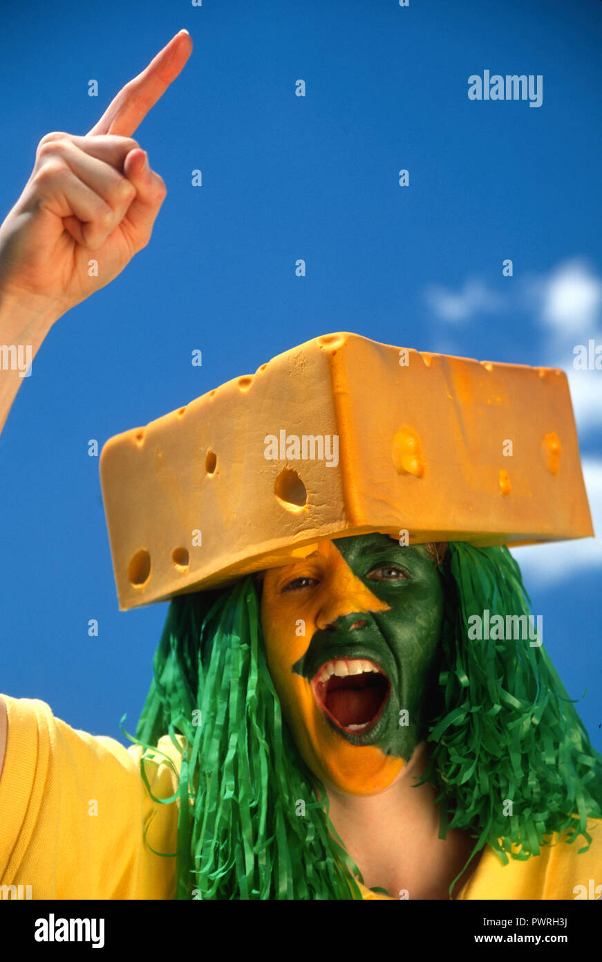 Cheesehead entusiasti appassionati di sport con la faccia dipinta in una partita di calcio in Green Bay, Wisconsin, STATI UNITI D'AMERICA Foto Stock