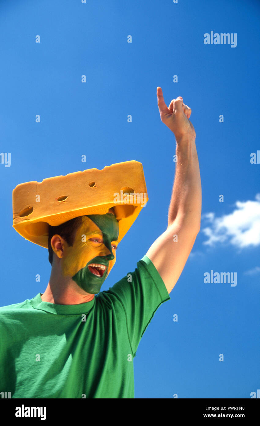 Cheesehead entusiasti appassionati di sport con la faccia dipinta in una partita di calcio, STATI UNITI D'AMERICA Foto Stock