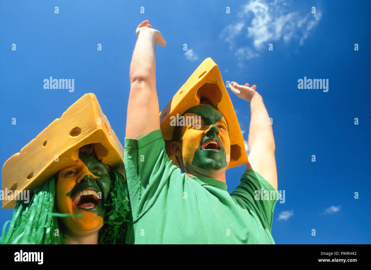 Entusiastico Cheesehead gli appassionati di sport con facce dipinte in una partita di calcio, STATI UNITI D'AMERICA Foto Stock