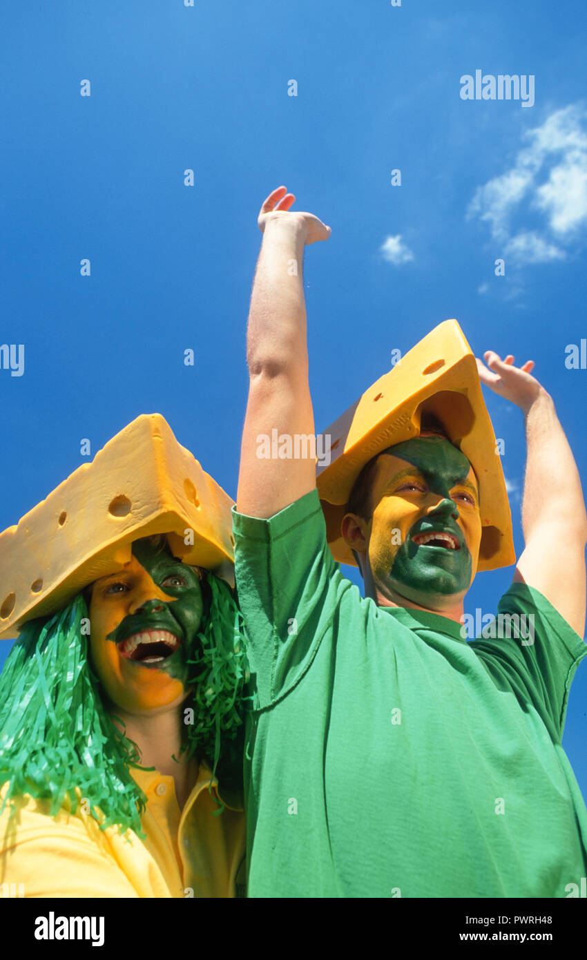 Entusiastico Cheesehead gli appassionati di sport con facce dipinte in una partita di calcio, STATI UNITI D'AMERICA Foto Stock