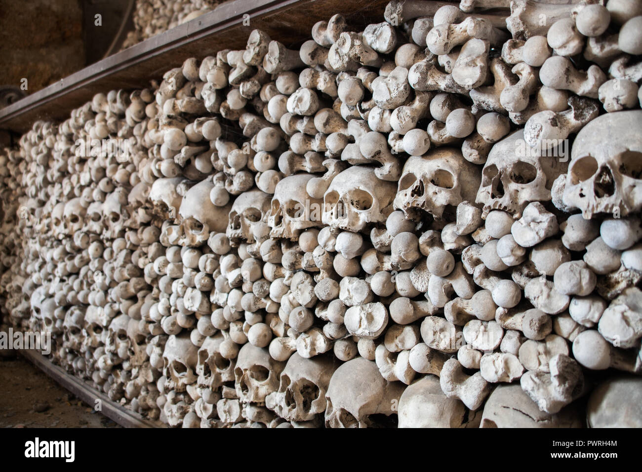 La disposizione delle ossa umane in Kostnice v Sedlci (Sedlec ossario), un cattolico romano cappella nella Chiesa di tutti i santi nei pressi di Kutna Hora, Repubblica Ceca Foto Stock