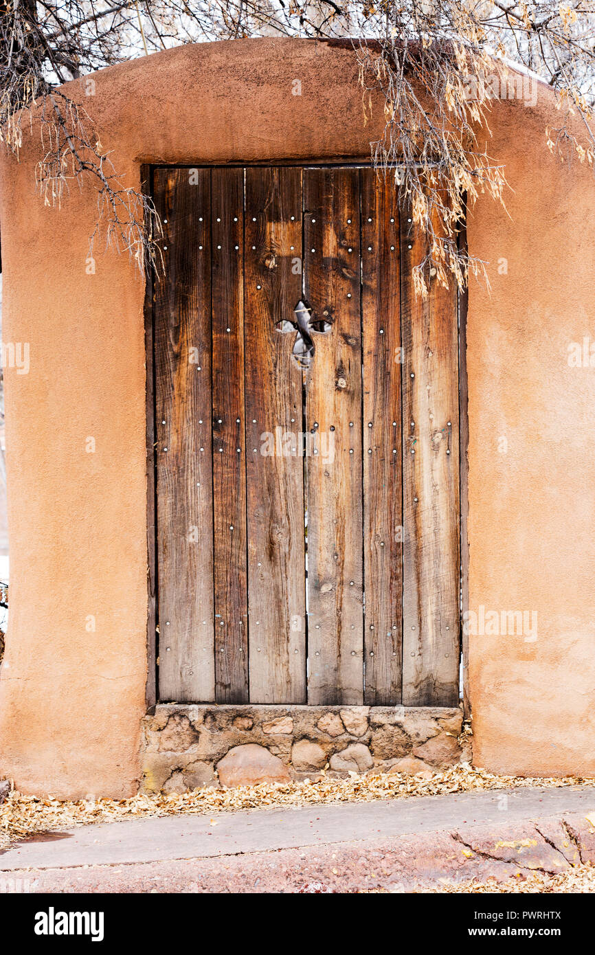 Cancello in legno entrata vicino canyon Rd a Santa Fe, New Mexico Foto Stock