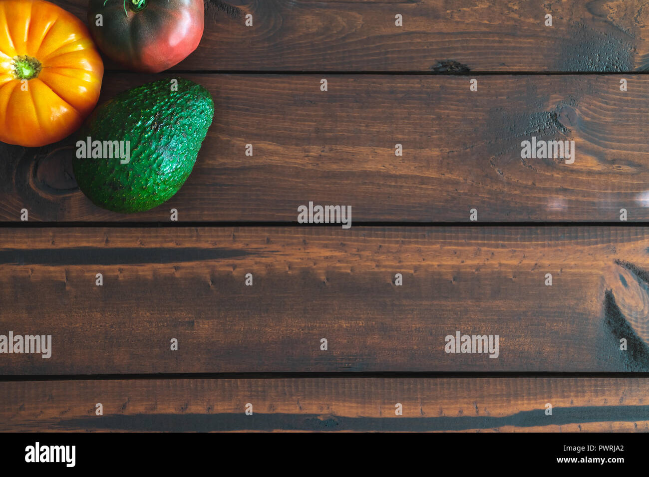 Un assortimento di verdure fresche su un tavolo marrone grande per farm-to-Tabella di messaggistica. Foto Stock