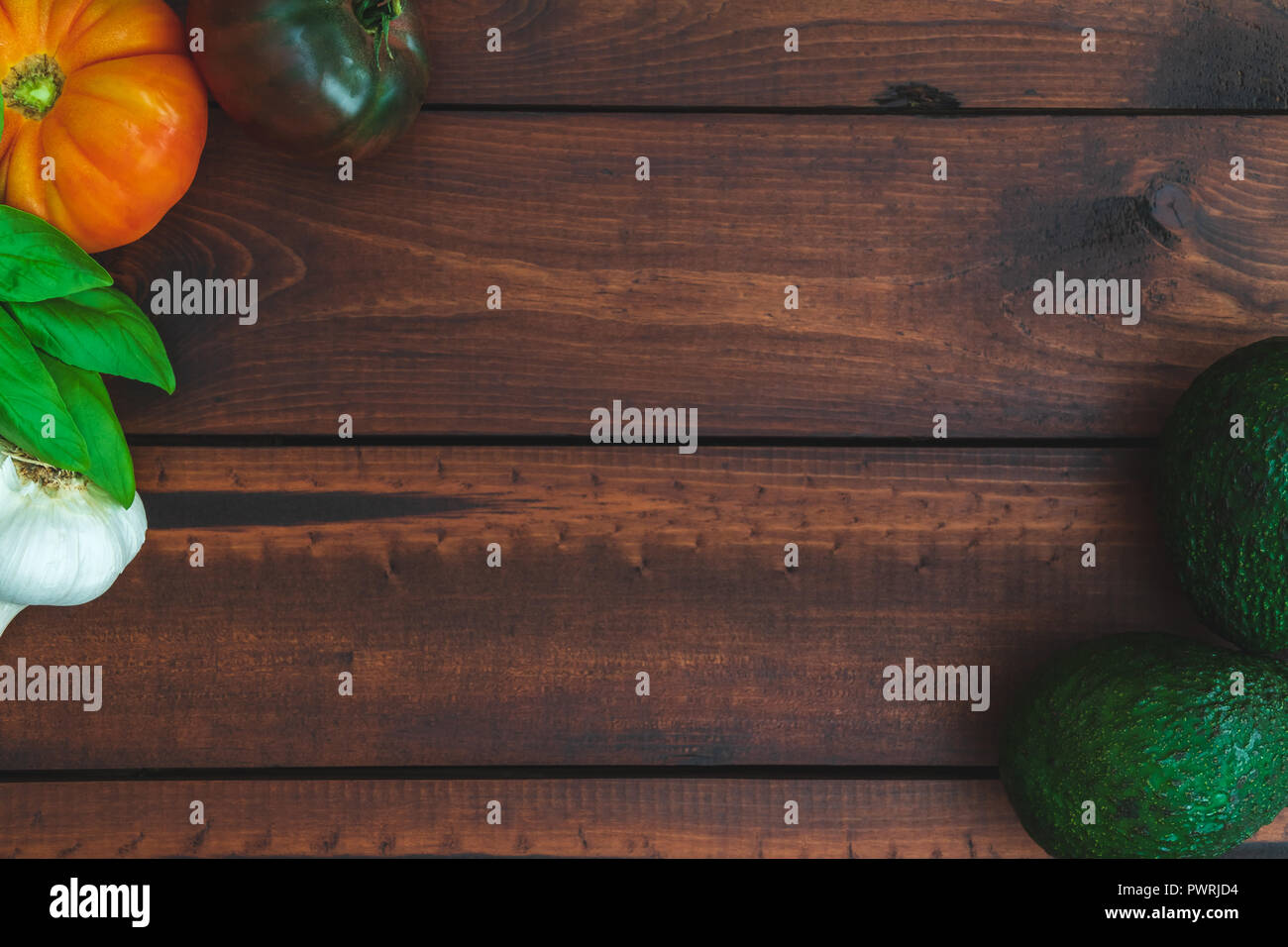 Un assortimento di verdure fresche su un tavolo marrone grande per farm-to-Tabella di messaggistica. Foto Stock
