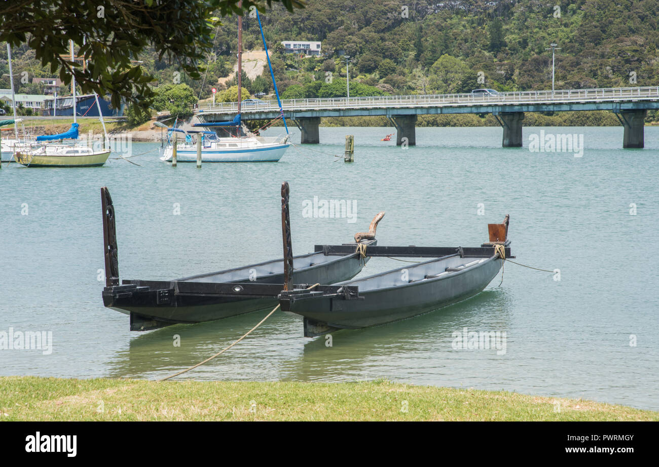 Waitangi, Baia delle Isole, Nuova Zealand-December 18,2016: a doppio scafo canoe da guerra sul lungomare a Waitangi, Nuova Zelanda. Foto Stock