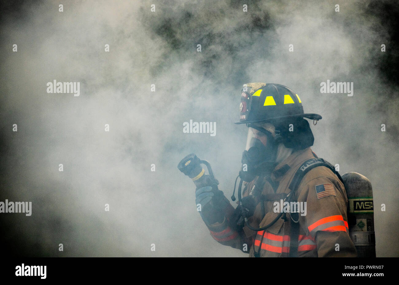 Un 96ala prova pompiere, è avvolto dal fumo mentre sta in piedi vicino a una simulazione di elicottero incidente durante un incidente di massa esercizio ottobre 3 a Eglin Air Force Base, Fla. Sistema comunitario di esercitare nel profondo della gamma Eglin compresi 96TW primi responder, 6 Ranger del battaglione di formazione personale e di Okala County primi responder tra gli altri. L'esercizio di valutazione azioni Ranger e la base e le risposte locali sia per la caduta di un fulmine e elicottero incidente. (U.S. Air Force foto/Samuel King Jr.) Foto Stock